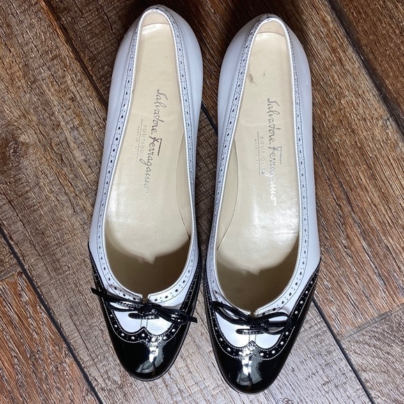 Salvatore Ferragamo Leather and Patent Flats Size 7.5 Narrow - Picture 4 of 11